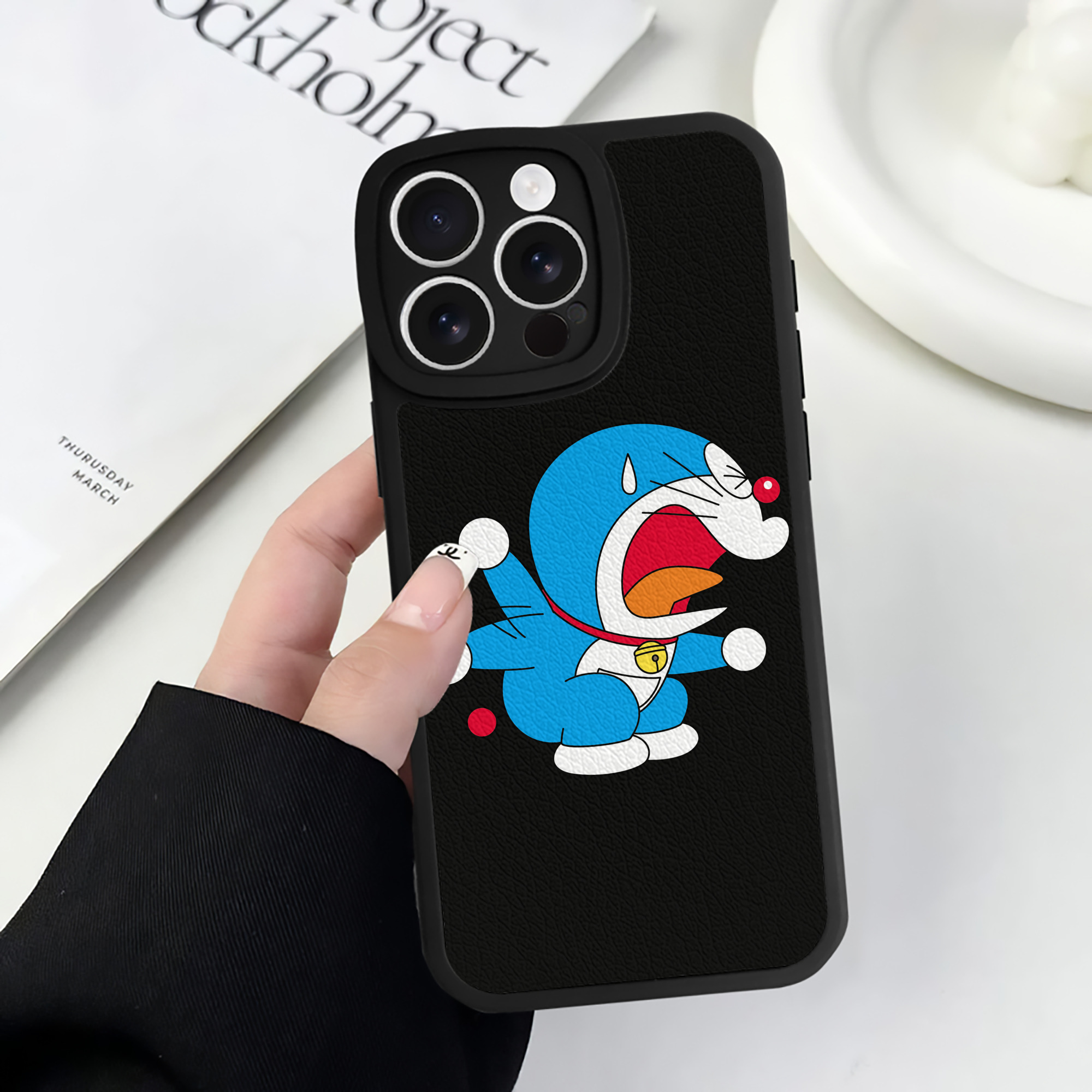 （画像用） ドラえもん Doraemon 【iPhone 16シリーズ対応】シリコンスマホケース（レザー調） 材質：シリコン